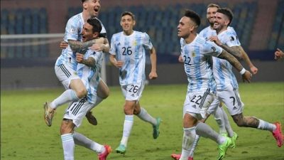 Final Copa America 2021, Argentina vs Brasil: Messi Angkat Trofi