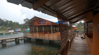 Wisata Kuliner Cipongkor Bandung Barat, Ikan Bakar Saung Apung Abah Tata