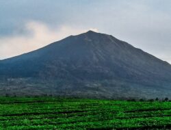 Gunung Kerinci: Raksasa Sumatera yang Menjulang Megah di Atas Awan