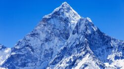 Puncak Jaya: Mahkota Tertinggi Indonesia yang Menantang Langit